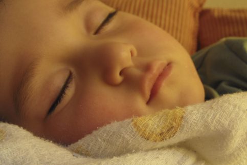Thumbnail - Enuresis: ¿hasta qué edad es normal que los niños mojen la cama?