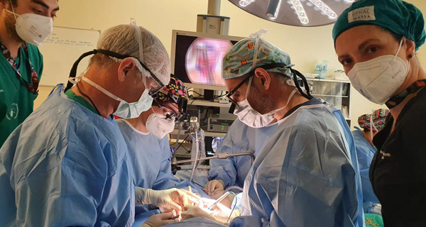 Médico francés expone técnicas quirúrgicas que ayudarían a niños chilenos